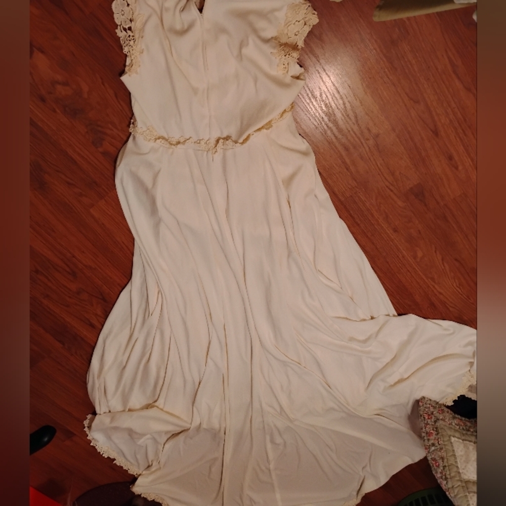 Vintage Elegant Cream Lace Trim Wedding Dress
